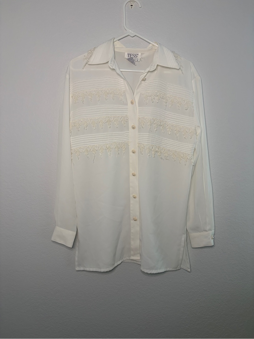 Vintage Tess White Embroidered Button-Down Blouse